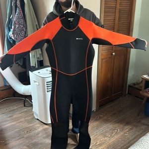 M/L Mountain Warehouse wet suit